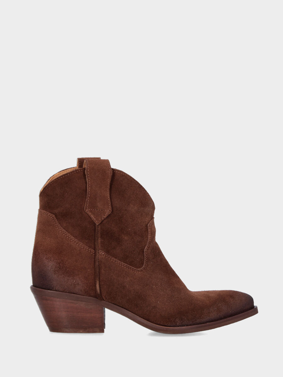 Stivaletto camperos in velour marrone con punta sfilata