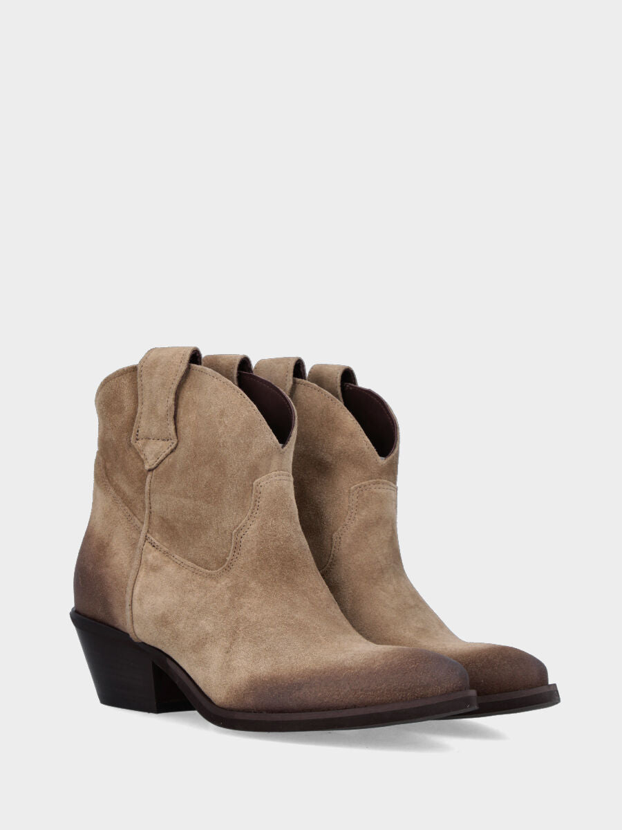 Stivaletto camperos in velour beige con punta sfilata e tacco 40 mm