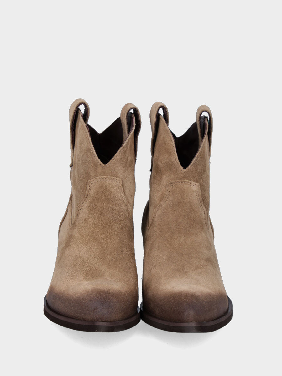 Stivaletto camperos in velour beige con punta sfilata e tacco 40 mm