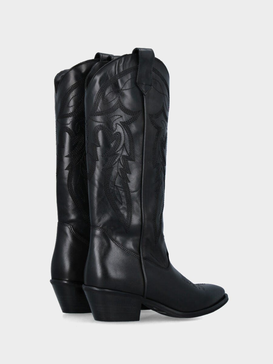 Camperos in vitello nero con fiore in punta e ricami sul gambale