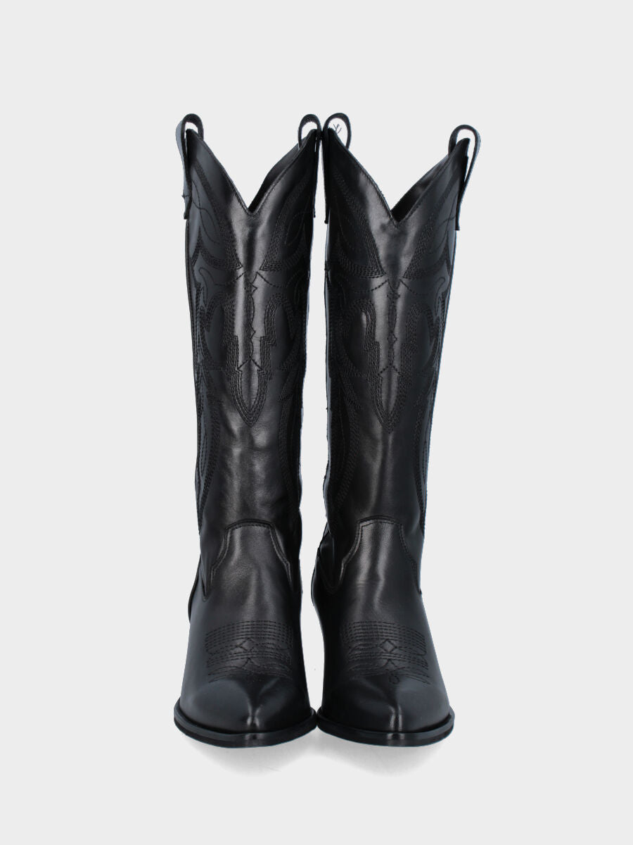 Camperos in vitello nero con fiore in punta e ricami sul gambale