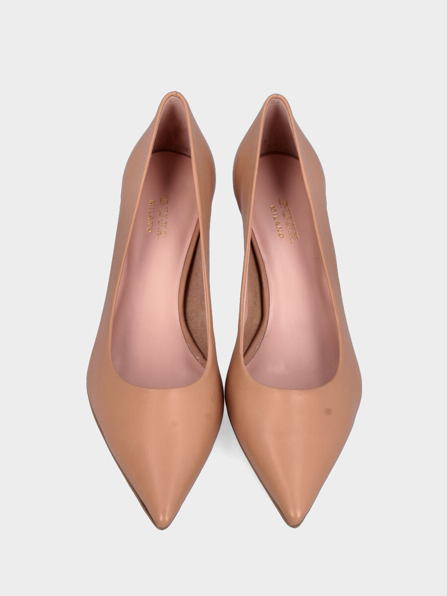 Décolleté in nappa beige con scollo tondo e tacco a calice