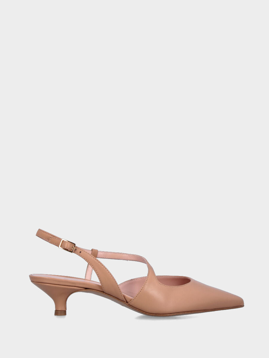 Slingback in nappa beige con cinturino asimmetrico e tacco a calice