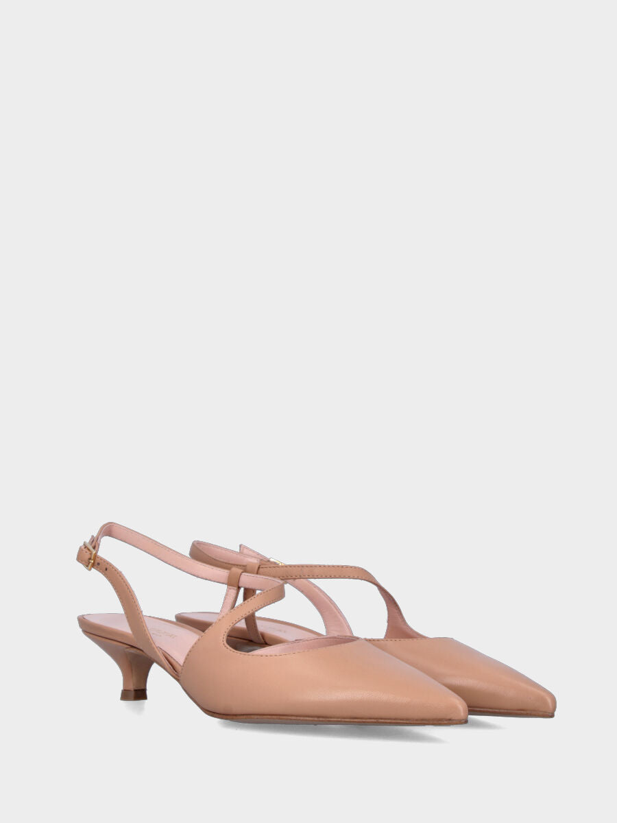 Slingback in nappa beige con cinturino asimmetrico e tacco a calice
