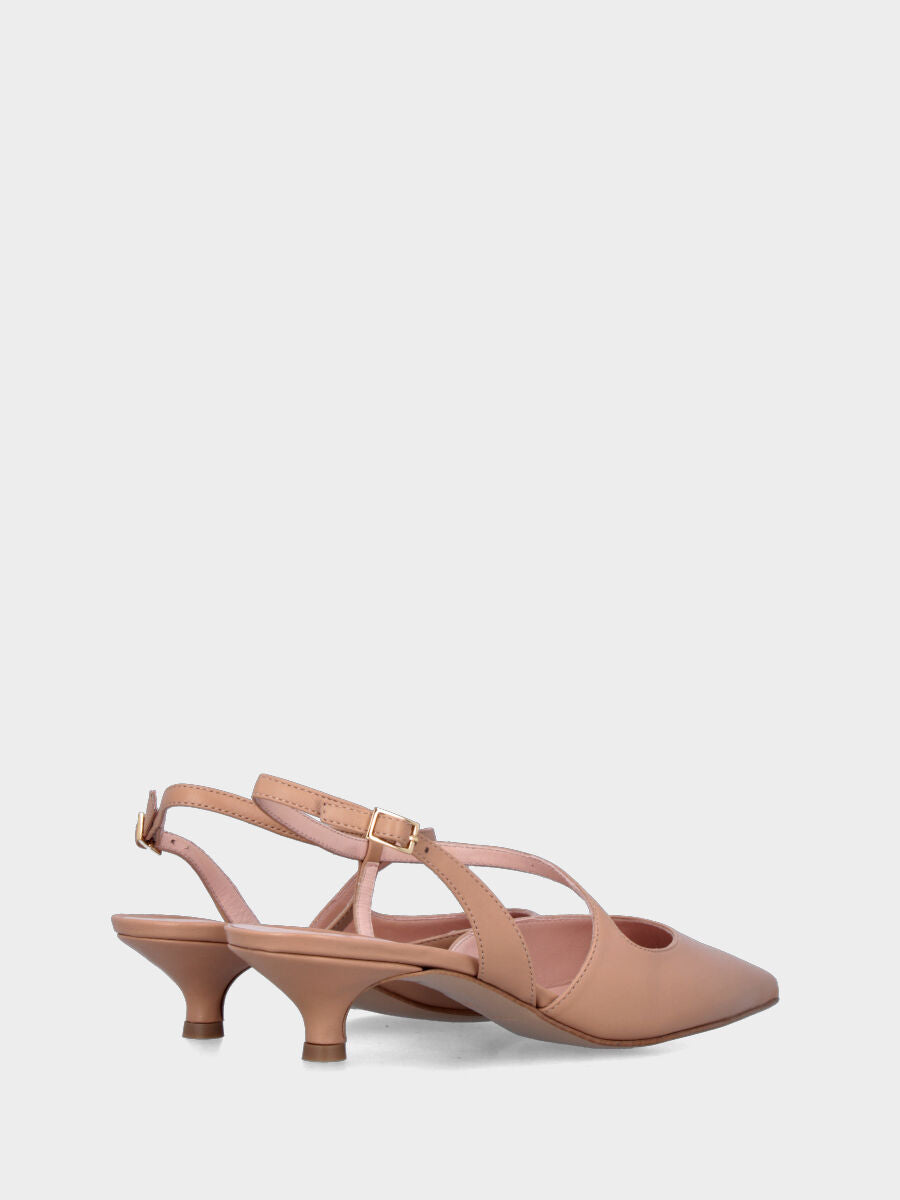 Slingback in nappa beige con cinturino asimmetrico e tacco a calice