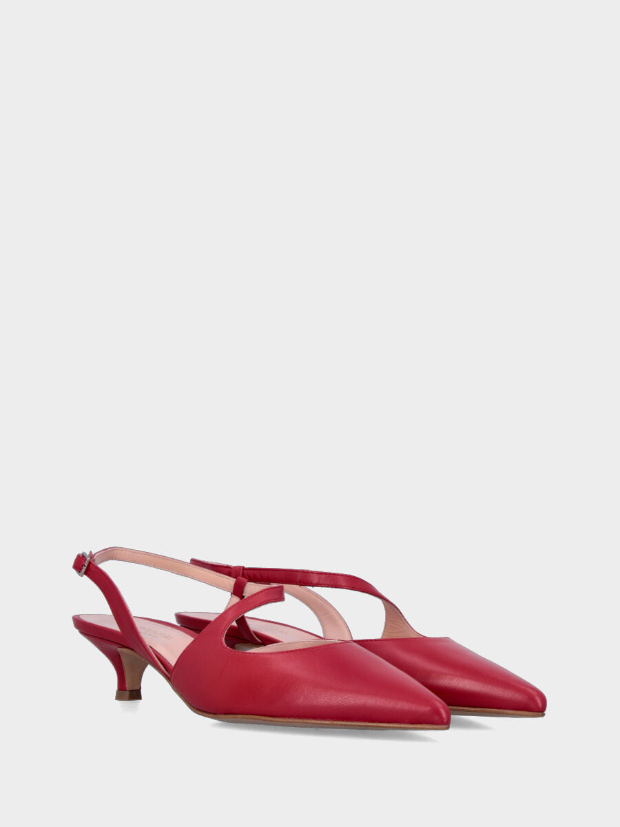Slingback in nappa rossa con cinturino asimmetrico e tacco a calice