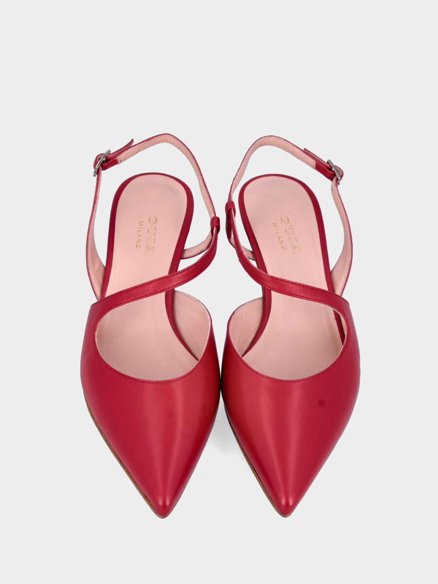 Slingback in nappa rossa con cinturino asimmetrico e tacco a calice