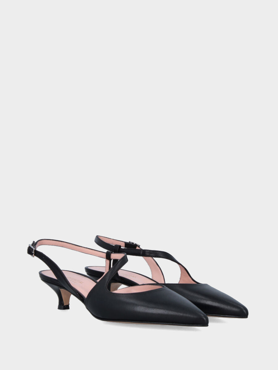 Slingback aus schwarzem Nappaleder mit asymmetrischem Riemen und Kelchabsatz