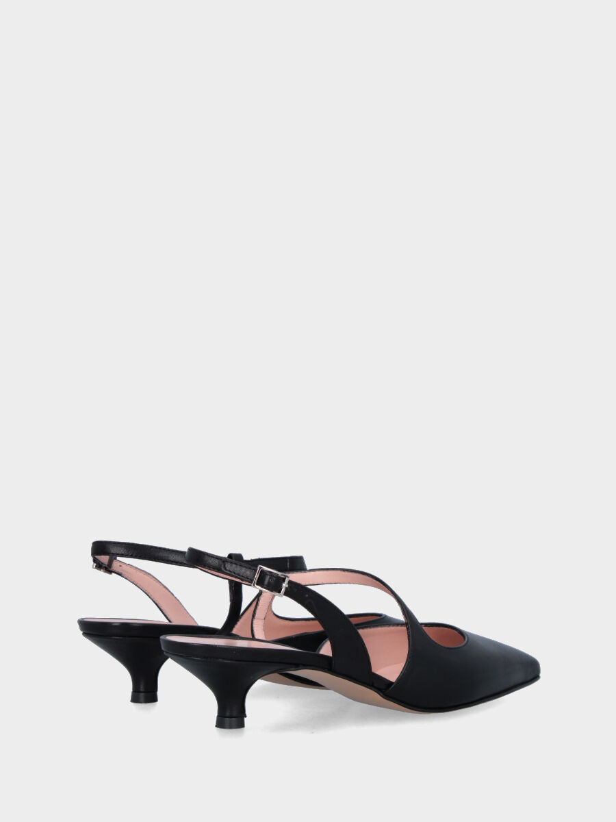 Slingback aus schwarzem Nappaleder mit asymmetrischem Riemen und Kelchabsatz