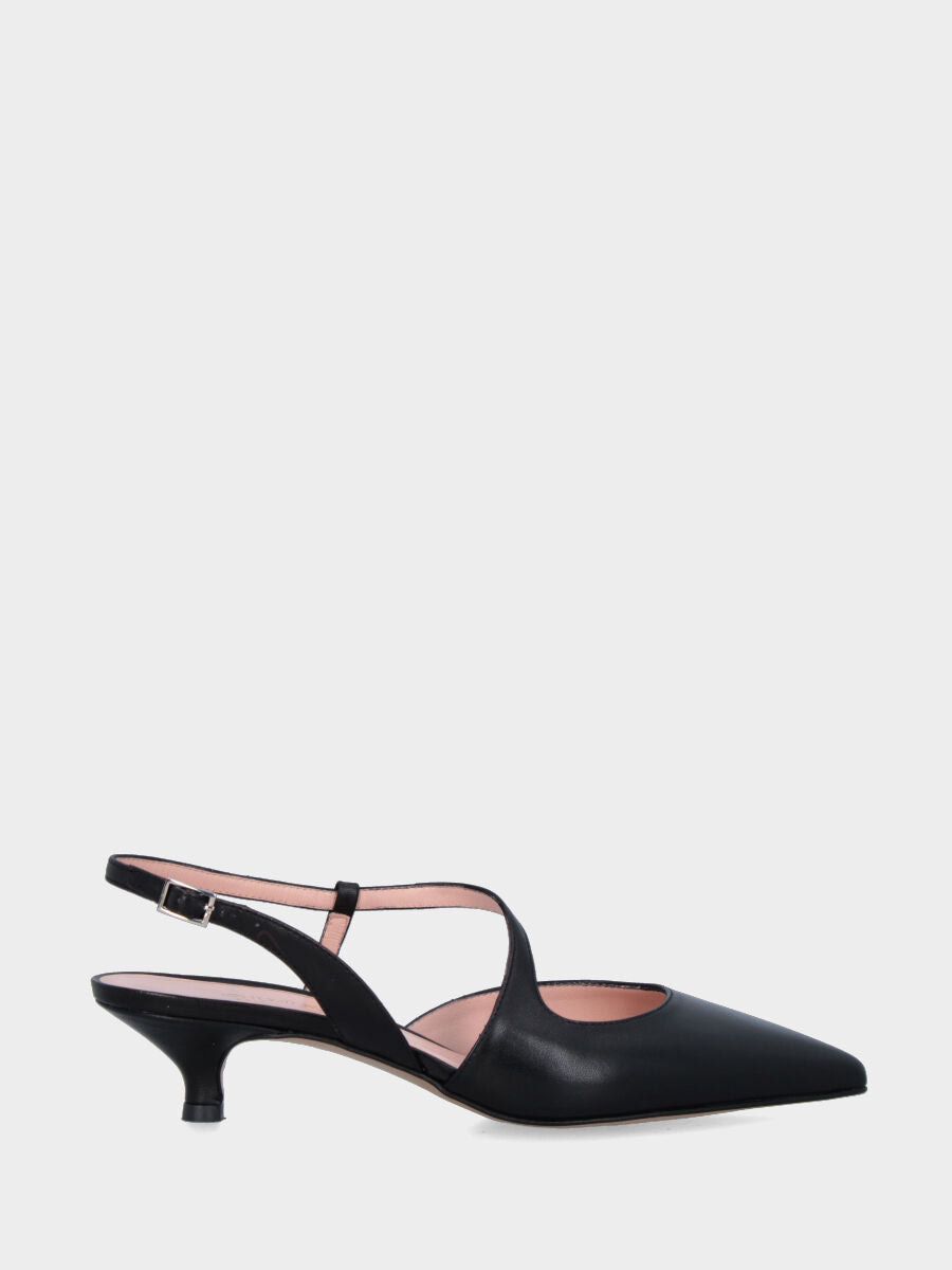 Slingback aus schwarzem Nappaleder mit asymmetrischem Riemen und Kelchabsatz
