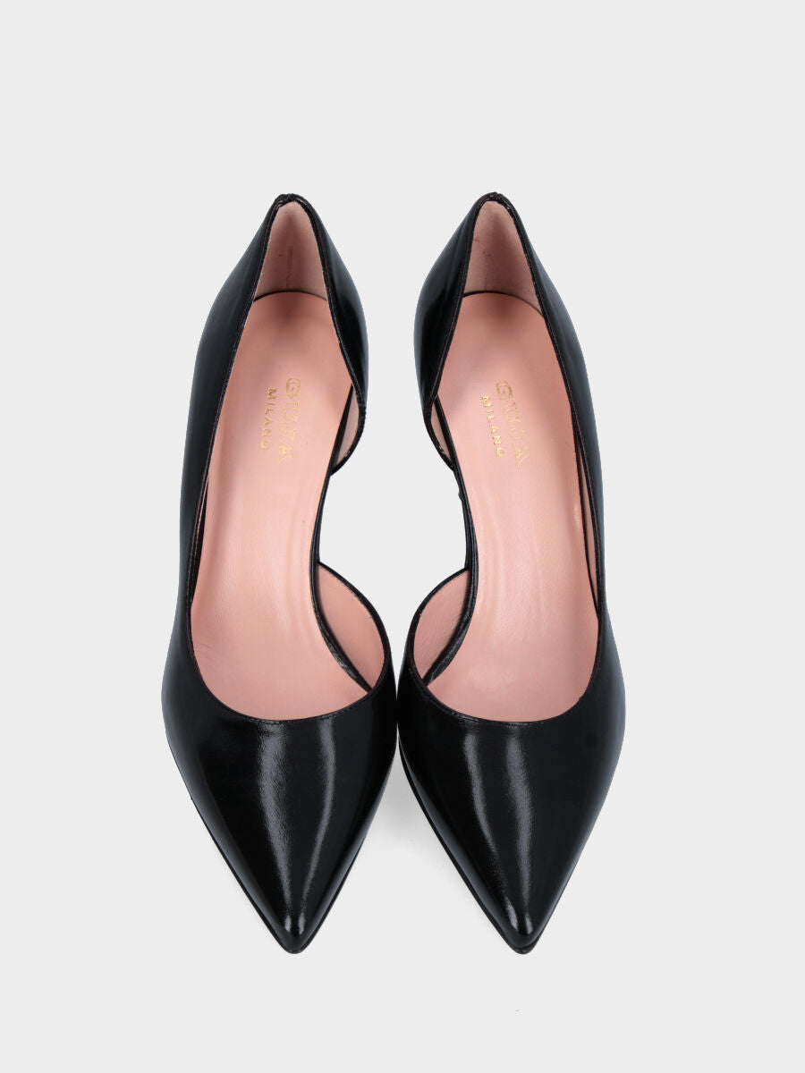 Escarpins en verni miroir noir avec talon calice de 80 mm et décolleté asymétrique
