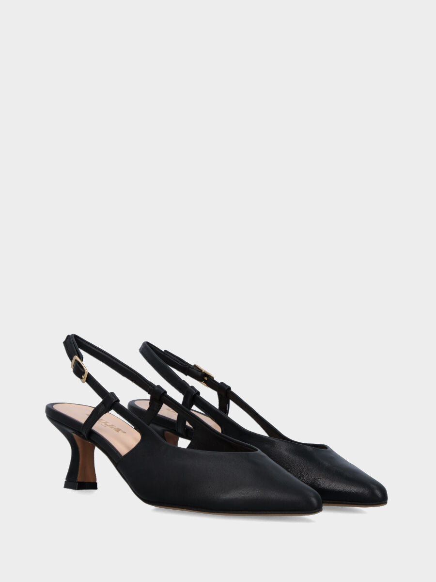 Slingback in nappa nera con scollo a V e tacco a calice