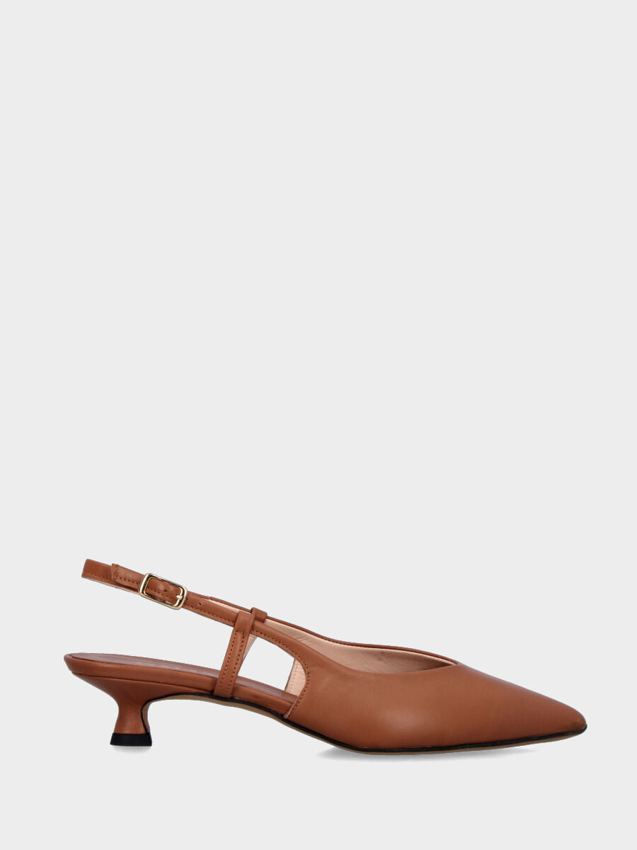Slingback in nappa color cuoio con scollo a V e tacco a calice