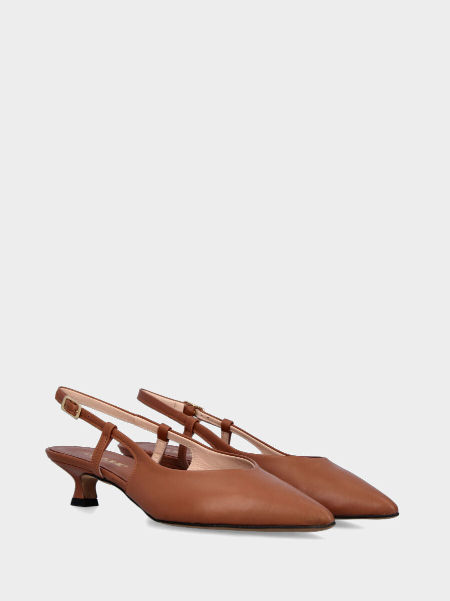Slingback in nappa color cuoio con scollo a V e tacco a calice