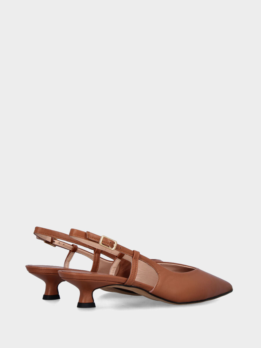 Slingback in nappa color cuoio con scollo a V e tacco a calice