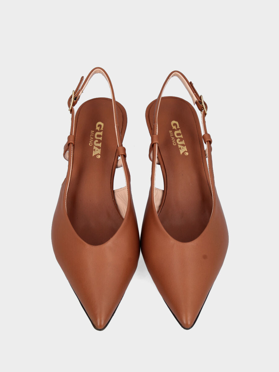 Slingback in nappa color cuoio con scollo a V e tacco a calice