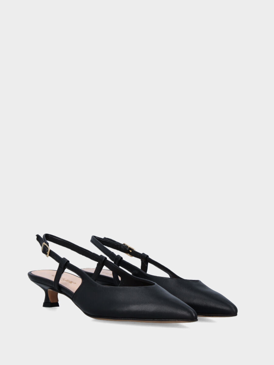 Slingback in nappa nera con scollo a V e tacco a calice