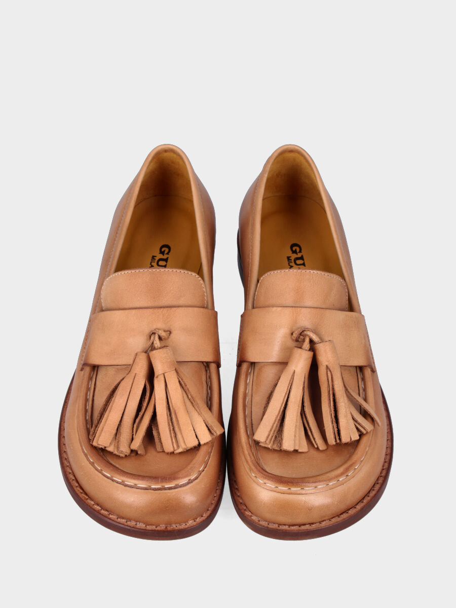 Mocassino in vitello color sabbia con nappine e vaschetta cucita