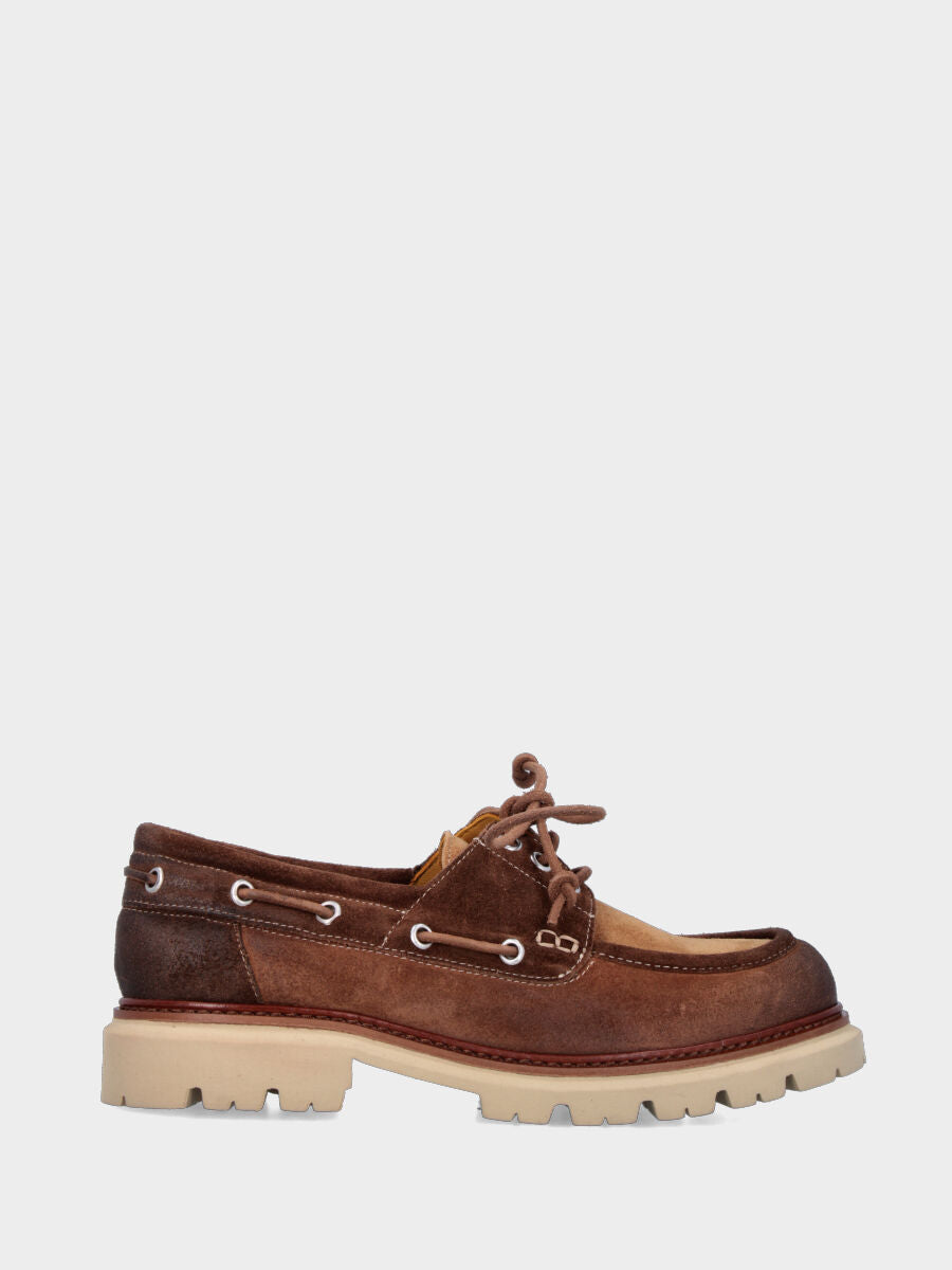 Stringata in camoscio marrone con tacco 30 mm e suola extra light