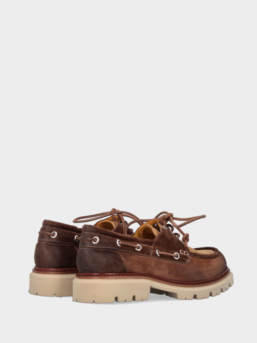 Stringata in camoscio marrone con tacco 30 mm e suola extra light