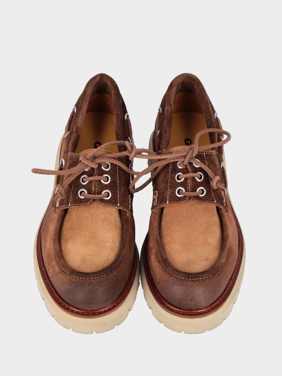 Stringata in camoscio marrone con tacco 30 mm e suola extra light