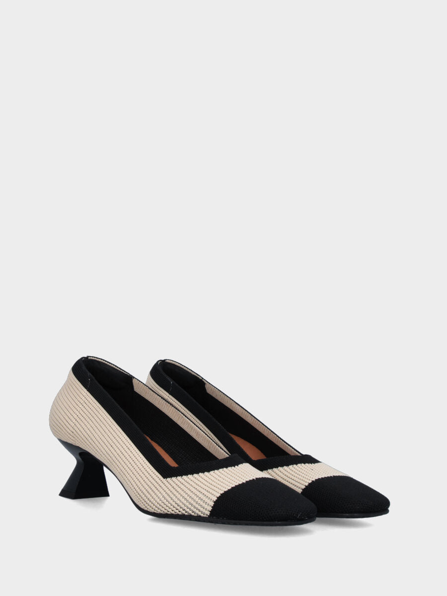 Décolleté in tessuto elasticizzato crema con profili neri e tacco a calice