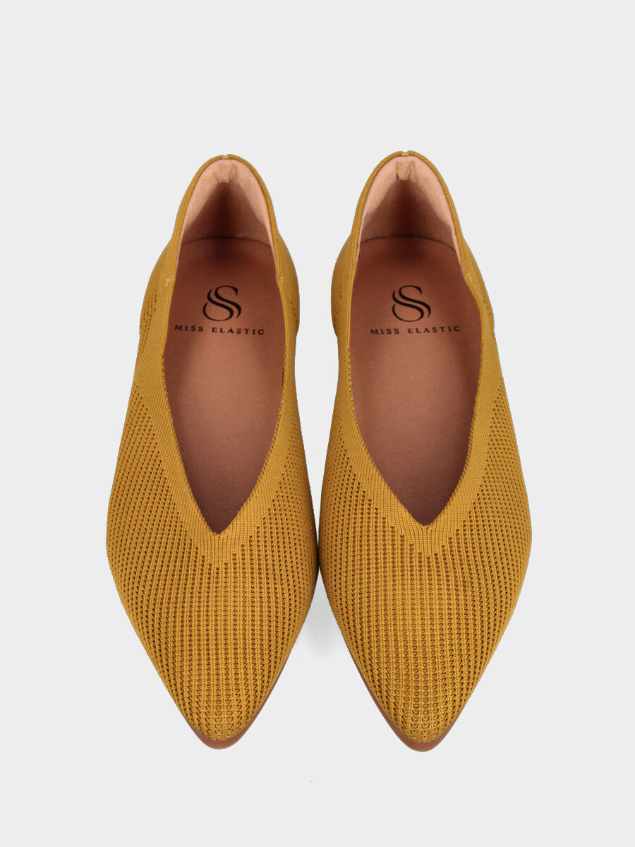 Ballerina in tessuto elasticizzato ocra con scollo a V e punta sfilata