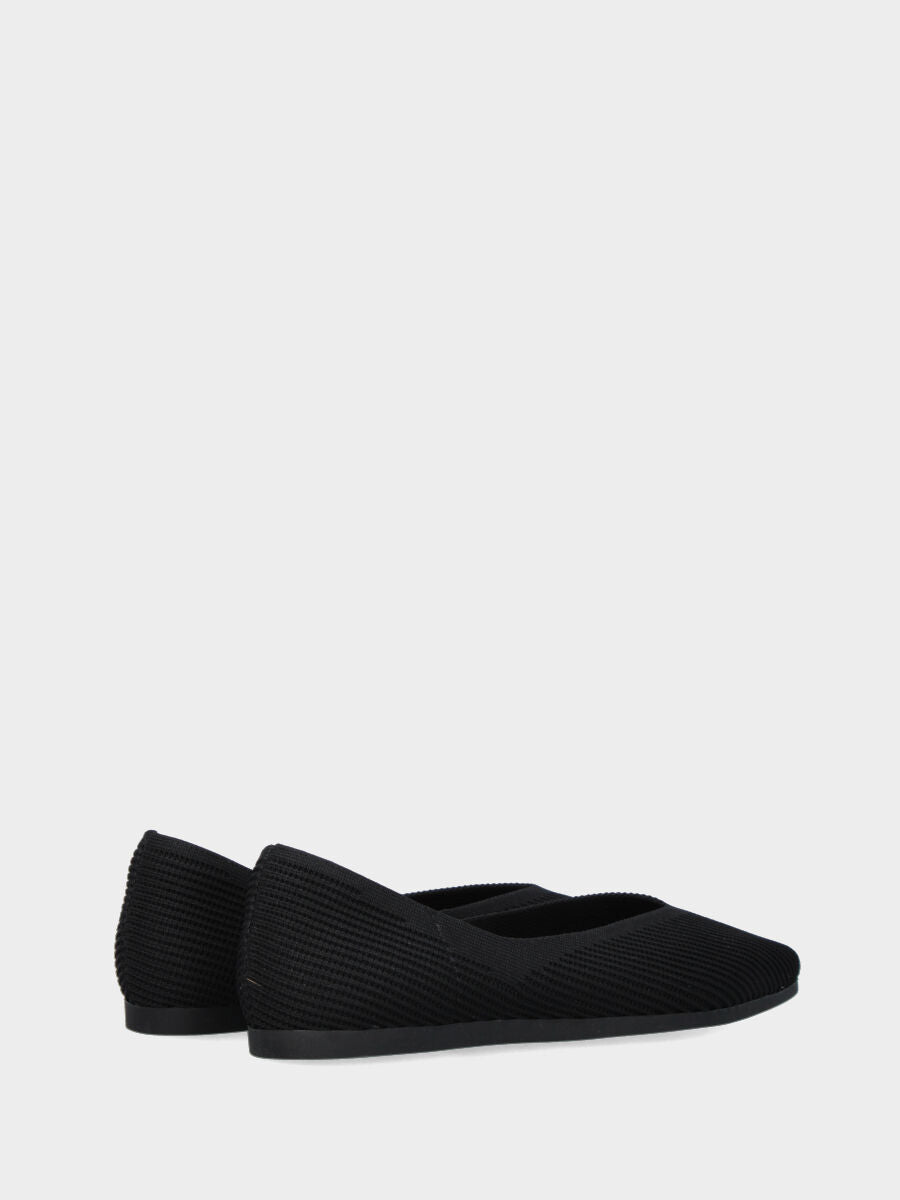 Ballerina in tessuto elasticizzato nero con scollo a V e punta sfilata