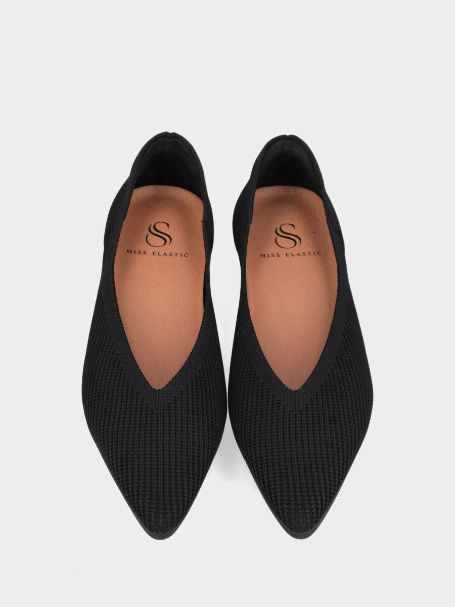 Ballerina in tessuto elasticizzato nero con scollo a V e punta sfilata