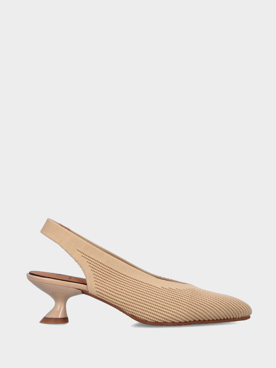 Slingback in tessuto elasticizzato beige con tacco a calice e scollo a V
