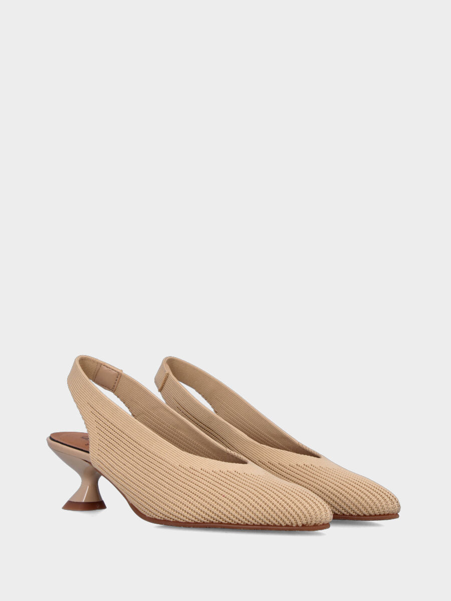 Slingback in tessuto elasticizzato beige con tacco a calice e scollo a V