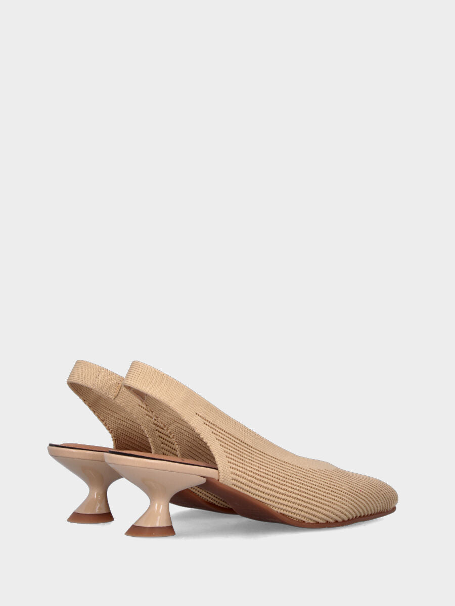 Slingback in tessuto elasticizzato beige con tacco a calice e scollo a V