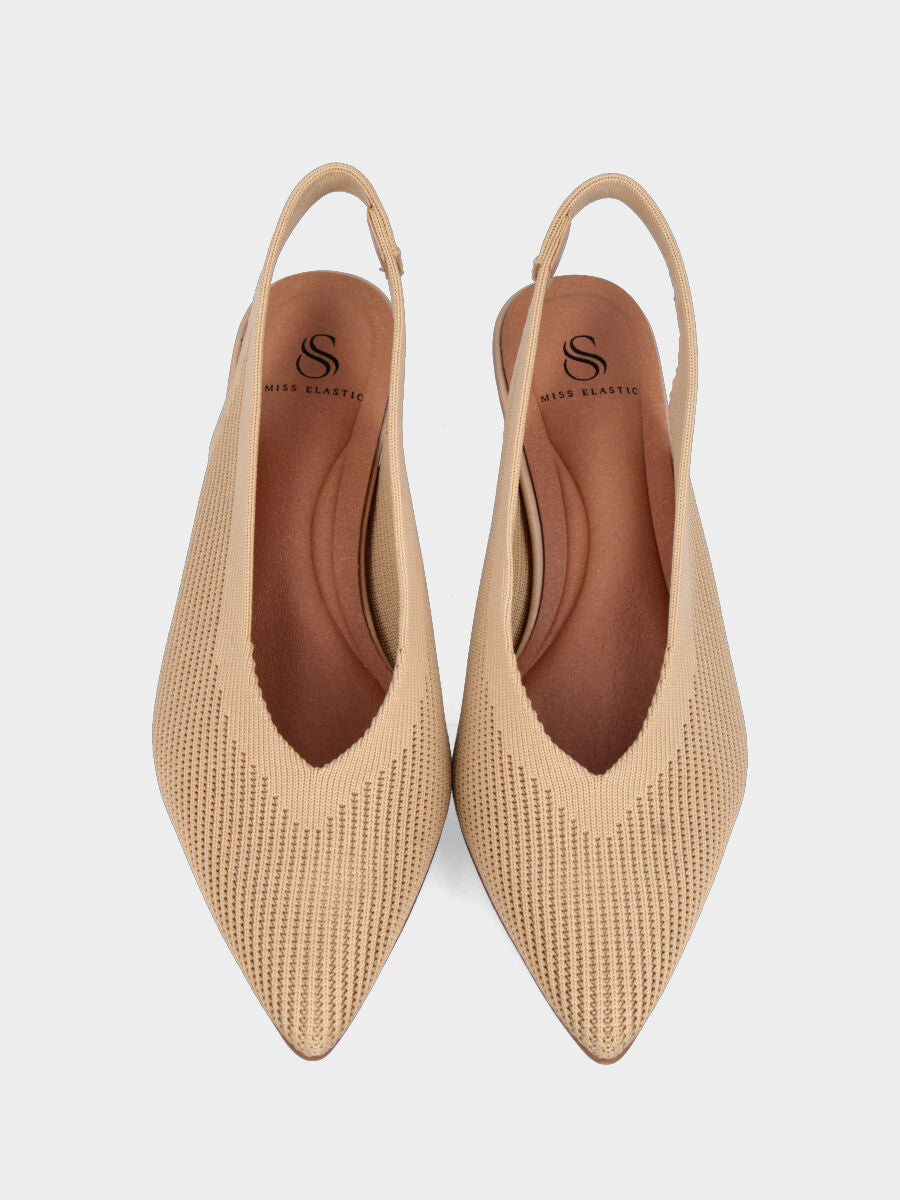 Slingback in tessuto elasticizzato beige con tacco a calice e scollo a V