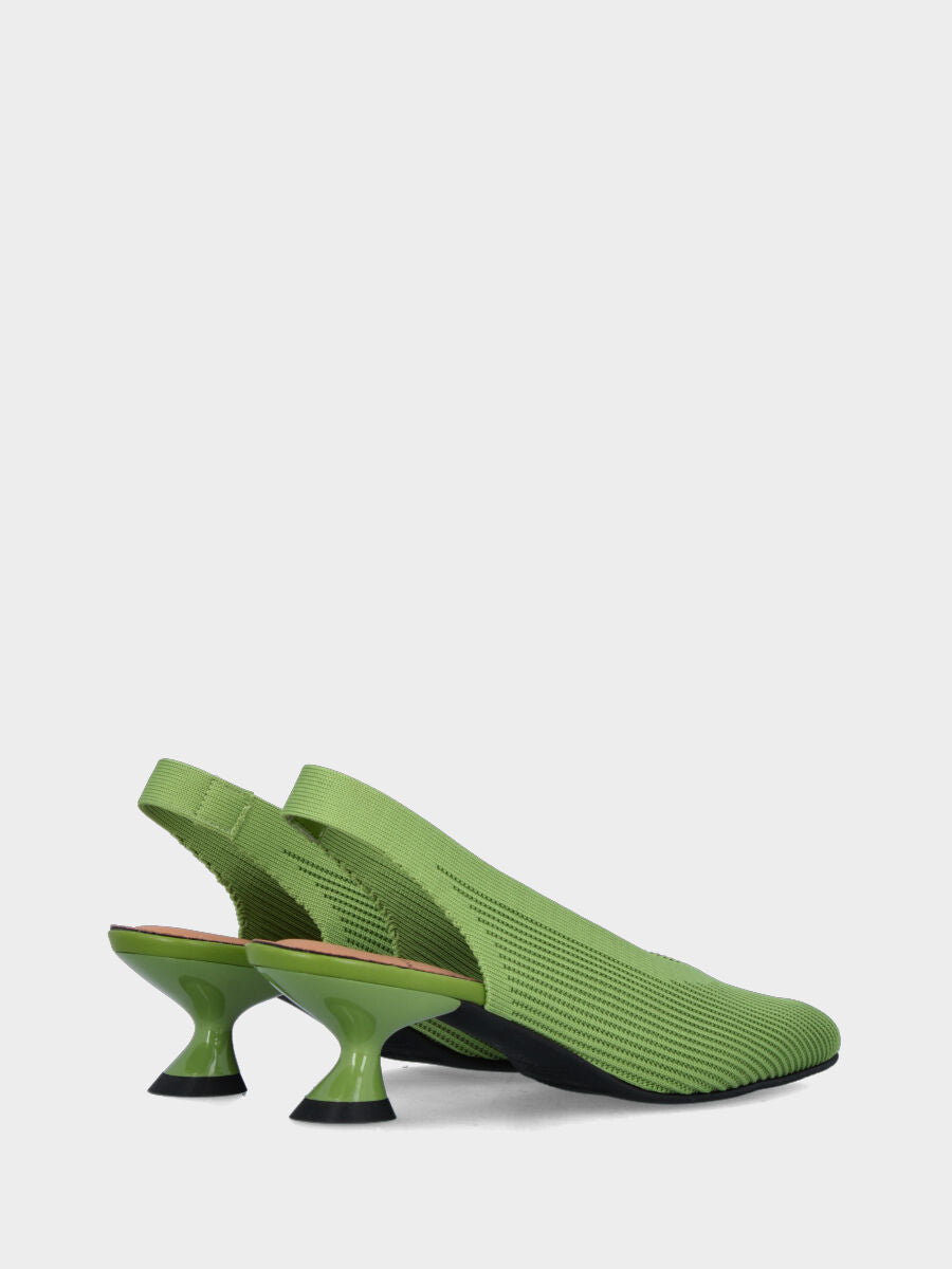 Slingback in tessuto elasticizzato verde con tacco a calice e scollo a V