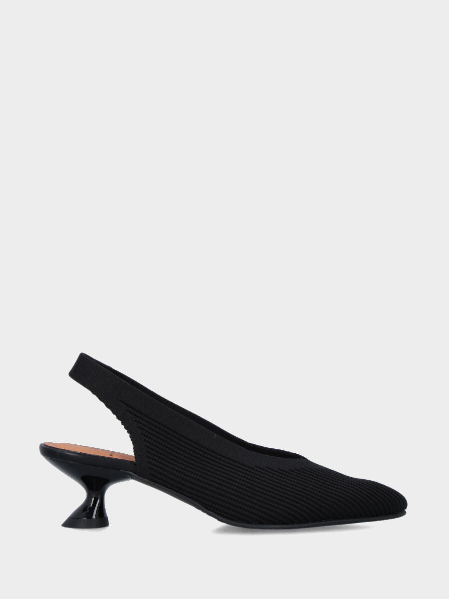 Slingback in tessuto elasticizzato nero con tacco a calice e scollo a V