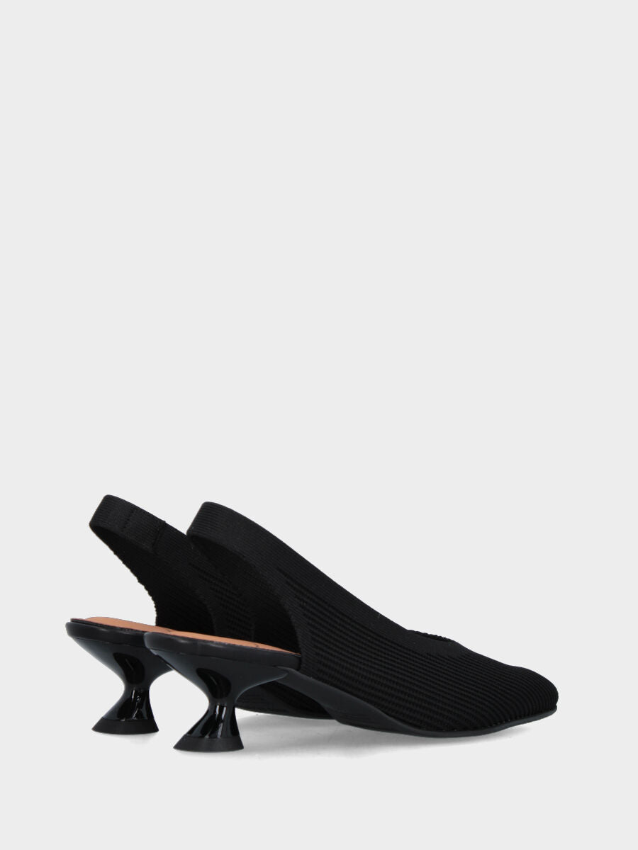 Slingback in tessuto elasticizzato nero con tacco a calice e scollo a V