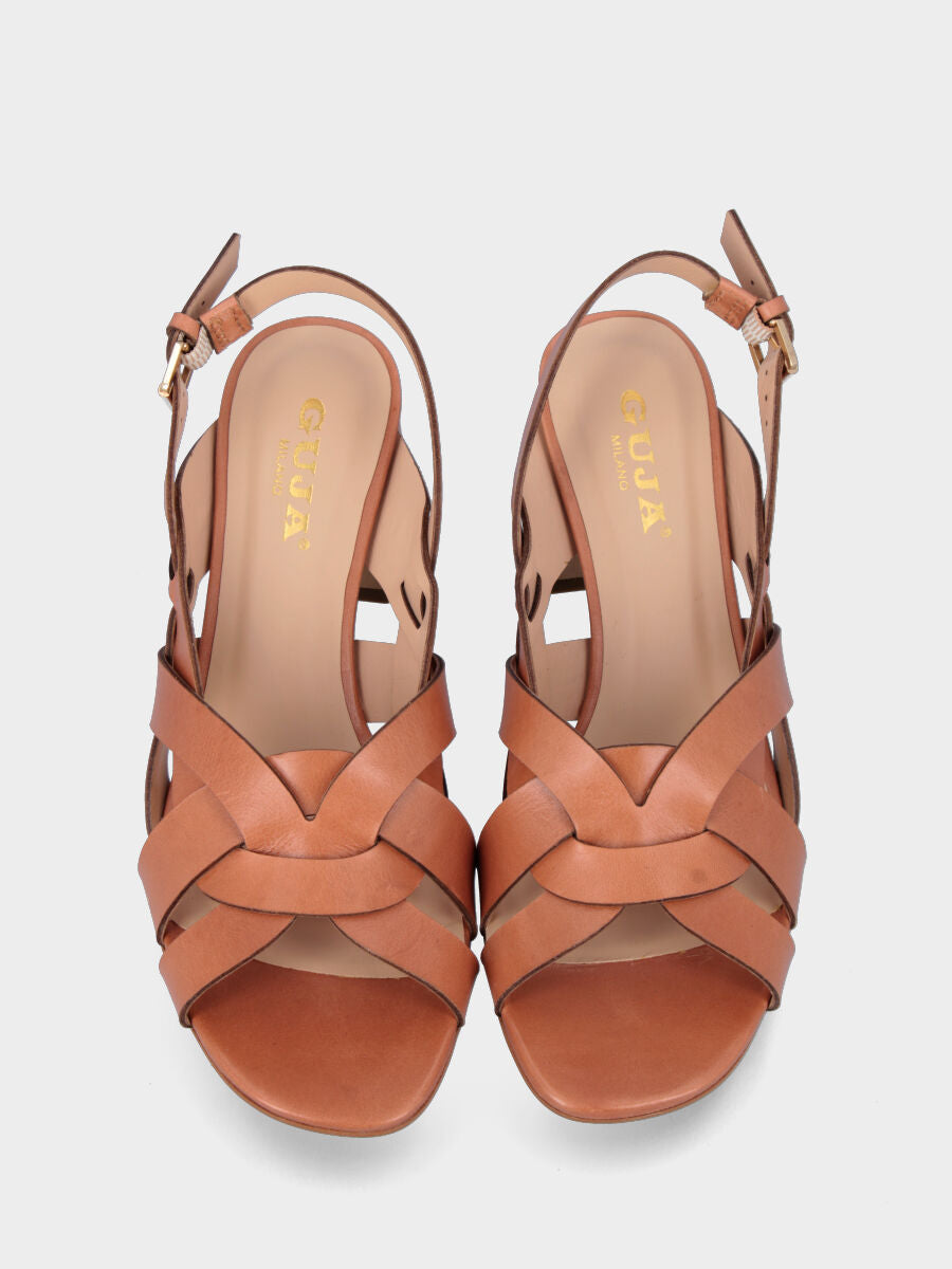 Sandalo in vitello color cuoio con tacco largo a coda