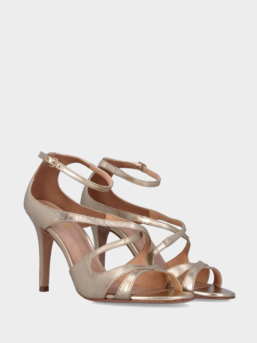 Sandalo in laminato platino con fascette ondulate e tacco stiletto