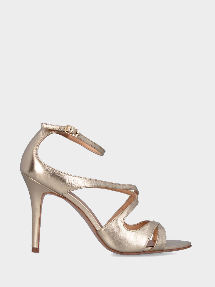 Sandalo in laminato platino con fascette ondulate e tacco stiletto