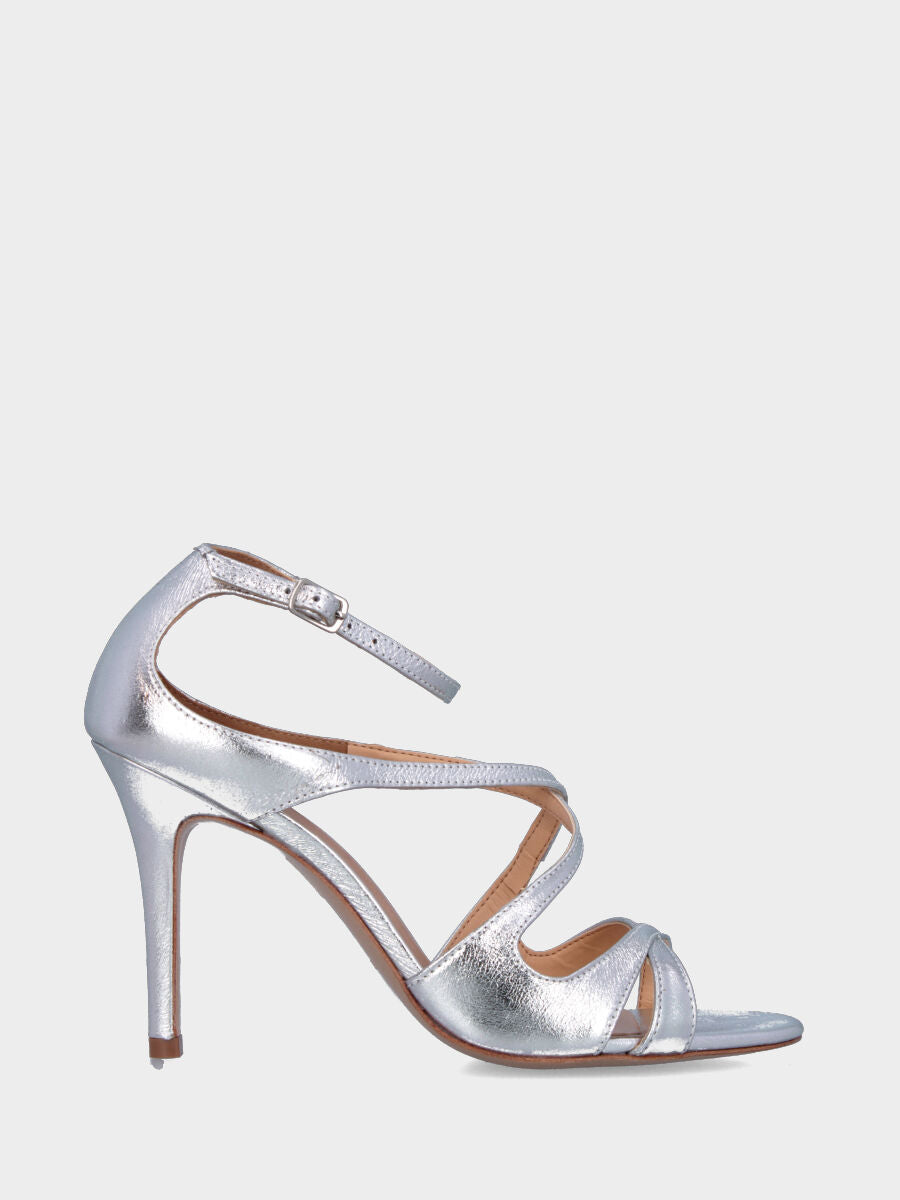 Sandalo in laminato argento con fascette ondulate e tacco stiletto