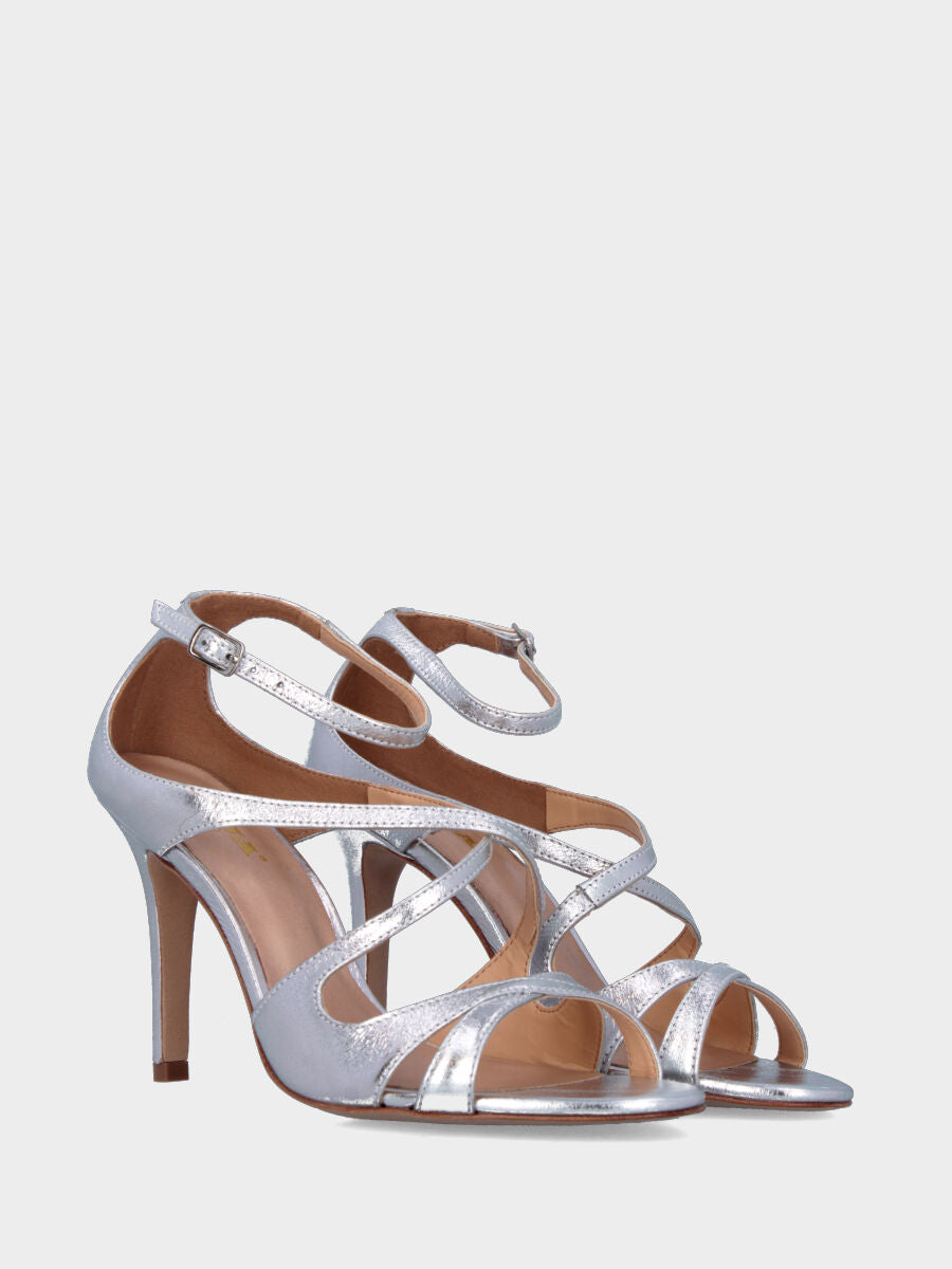 Sandalo in laminato argento con fascette ondulate e tacco stiletto