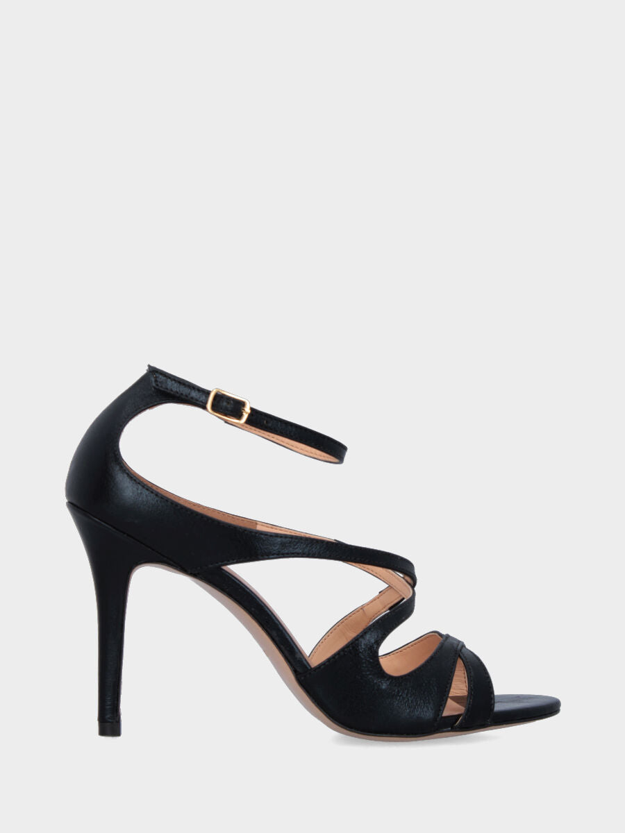 Sandalo in vitello nero con fascette ondulate e tacco stiletto
