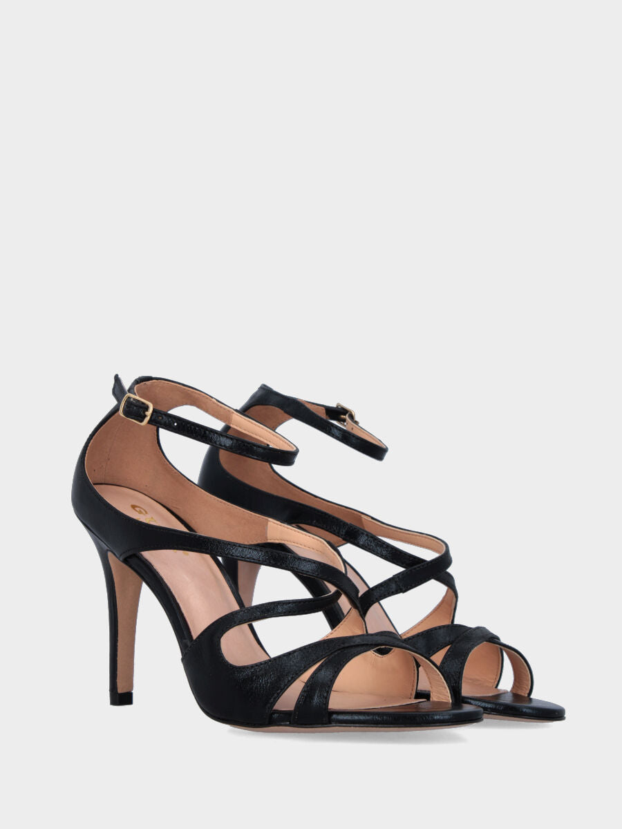 Sandalo in vitello nero con fascette ondulate e tacco stiletto