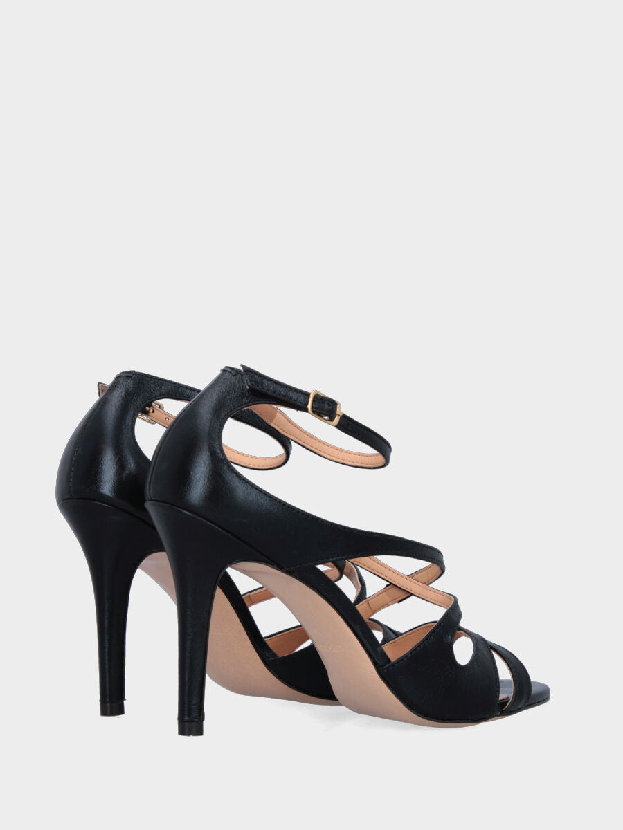 Sandalo in vitello nero con fascette ondulate e tacco stiletto
