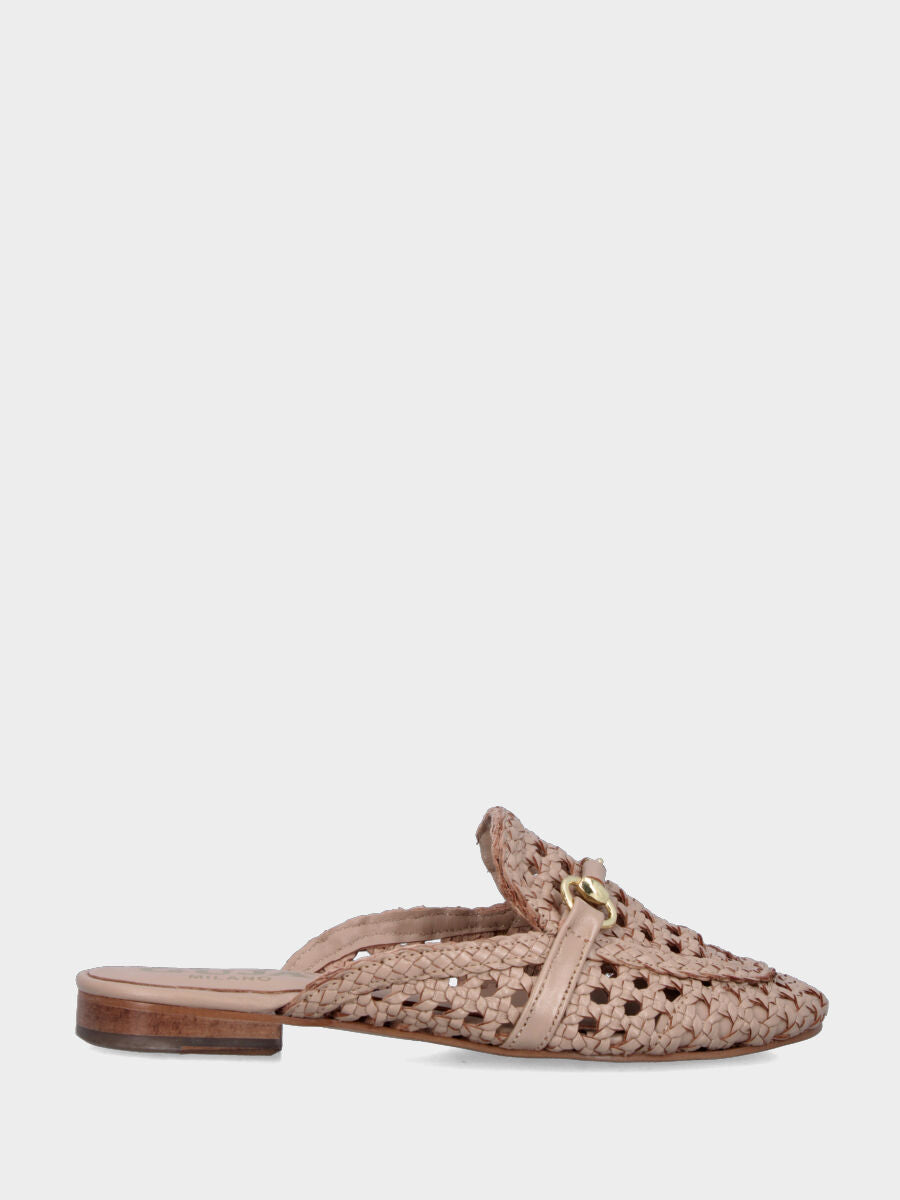 Sabot in nappa beige intrecciata con morsetto