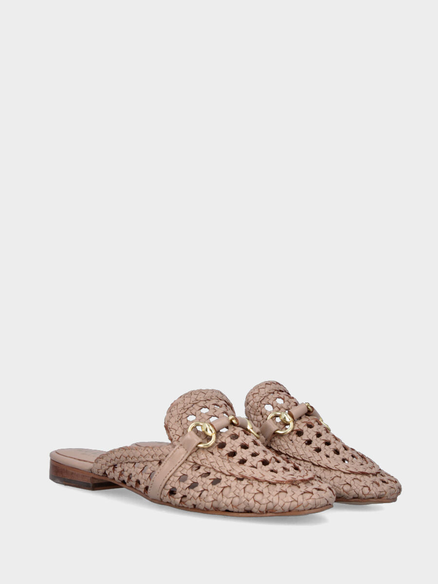 Sabot in nappa beige intrecciata con morsetto