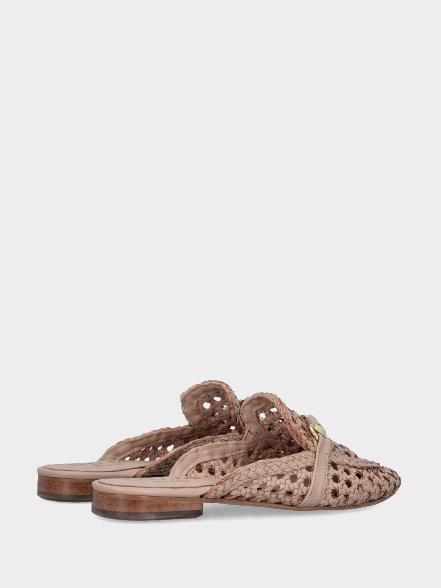 Sabot in nappa beige intrecciata con morsetto