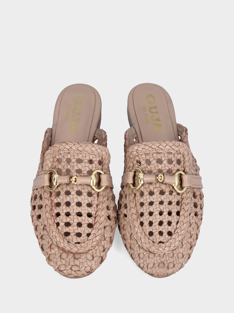 Sabot in nappa beige intrecciata con morsetto