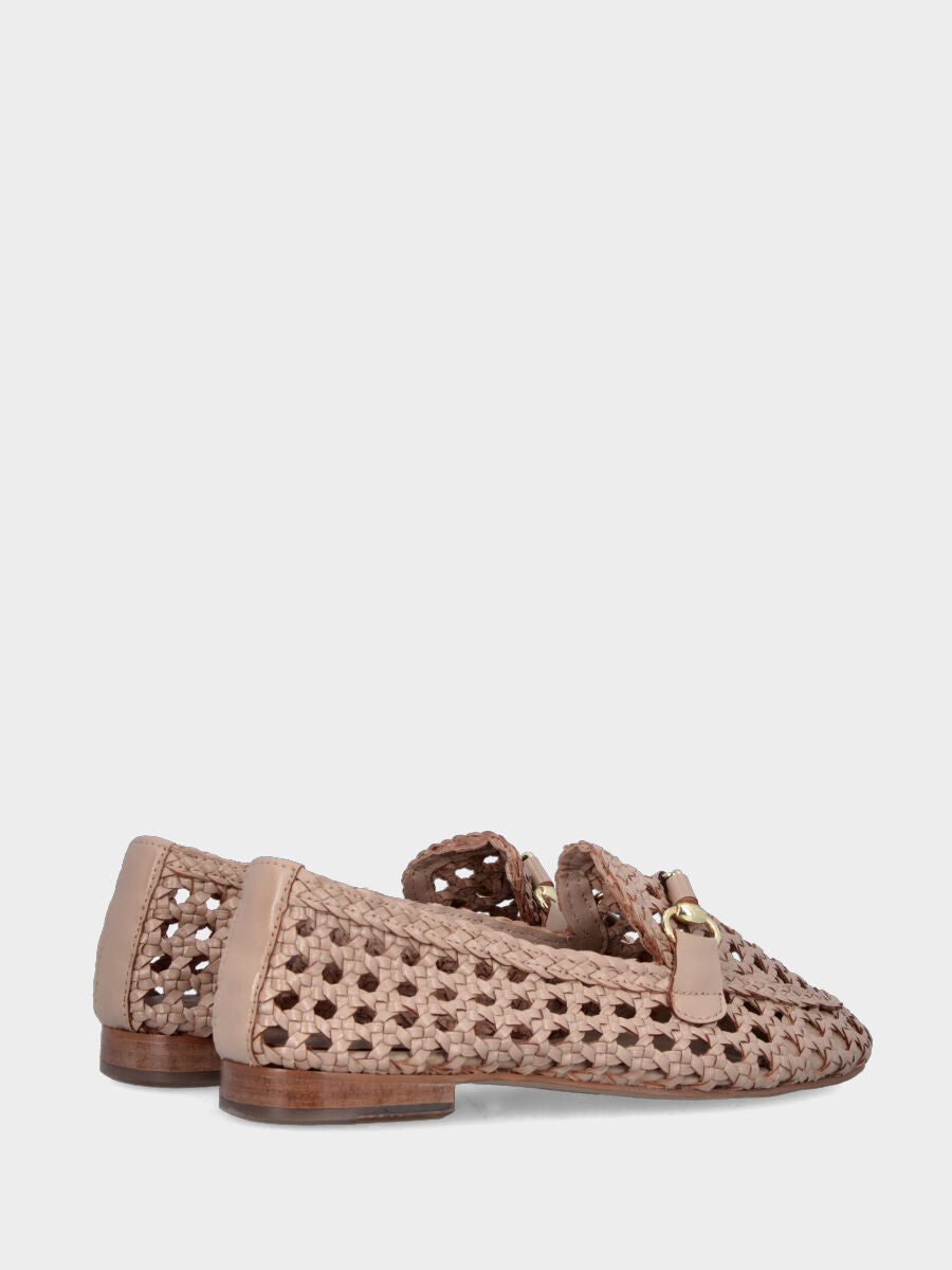 Mocassino in nappa beige con morsetto fasciato e tomaia intrecciata