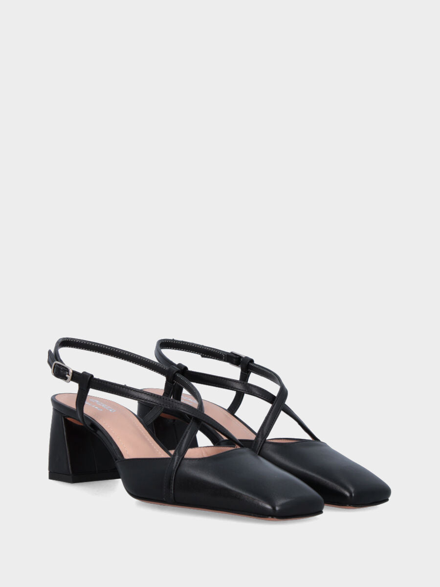 Slingback in nappa nera con cinturini incrociati e tacco a blocco